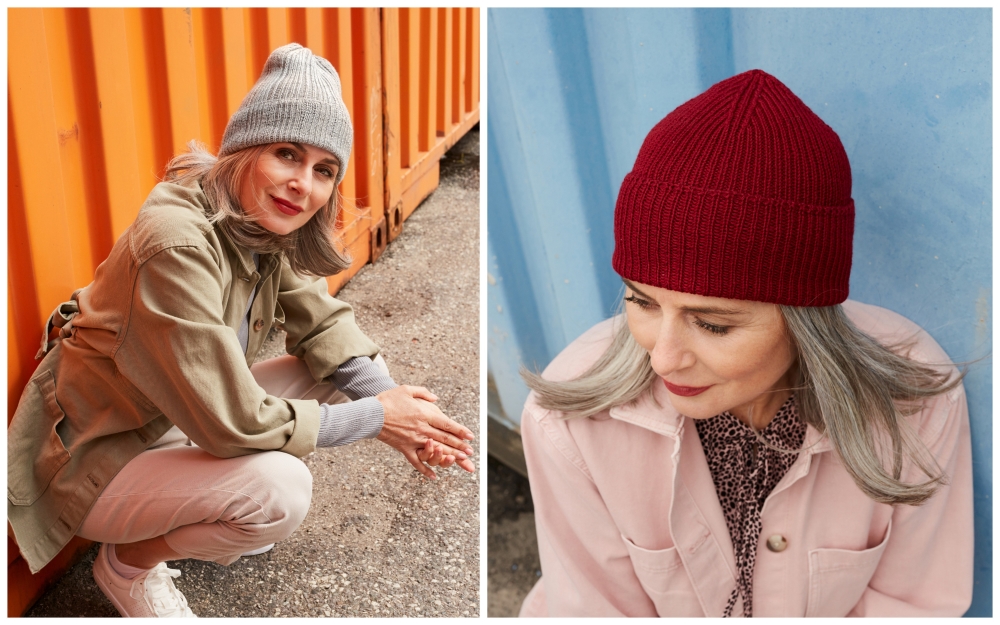 Collage with two pictures: A grey-haired woman in a beige trenchcoat wearing the knitted hat Yndi in grey. Next to it: Close-up of the ame woman wearing the knitted hat Juble in red